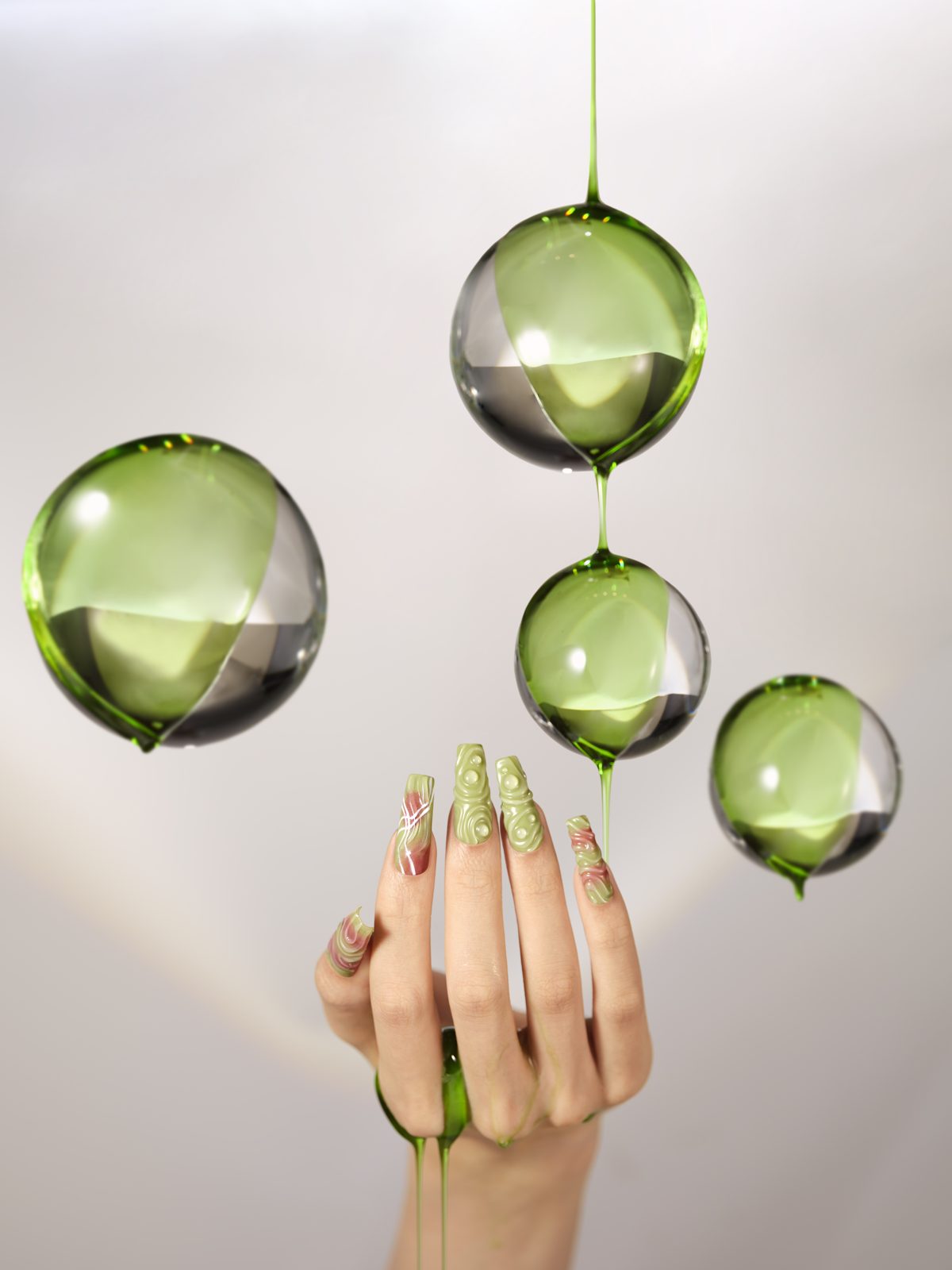 Groene nail art met een glanzend sculpturaal detail