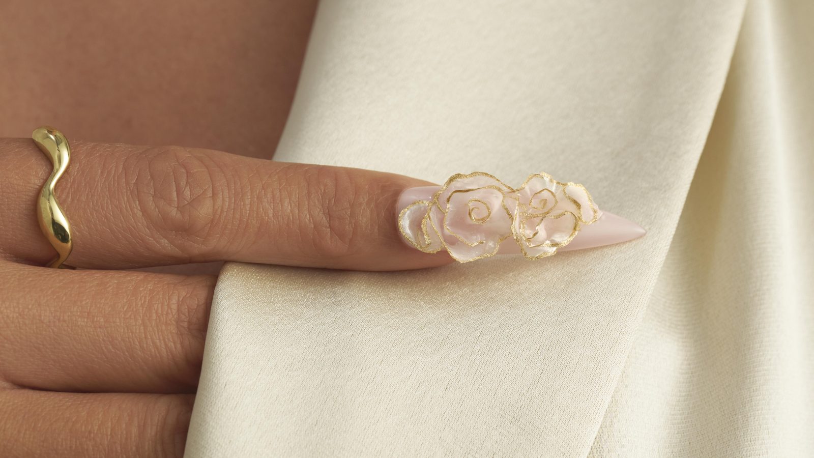 Verfijnde nail art met een parelmoeren bloem